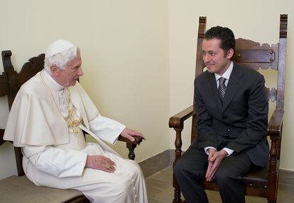 Paolo Gabriele, con el papa Benedicto XVI cuando le visitó en la prisión del Vaticano en diciembre de 2012.