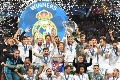 El capitán del Real Madrid, Sergio Ramos, levanta la Copa de Europa tras imponerse al Liverpool en la final de la Champions League.