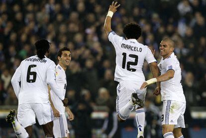 Los jugadores del Madrid celebran el gol de Marcelo