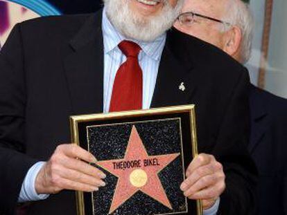 Theodore Bikel, con su estrella del paseo de la fama de Hollywood.