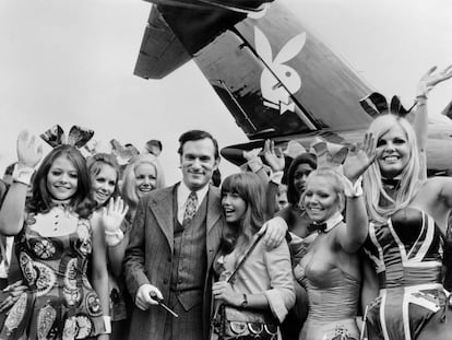 Hugh Hefner y sus 'conejitas', delante de su avión privado en 1971.