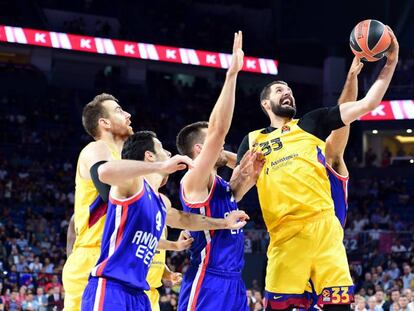 Mirotic entra a canasta durante un partido con el Barcelona.