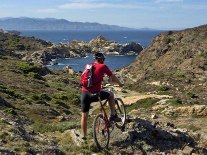 Un ciclista en el parque natural del Cap de Creus, en Girona (Cataluña).