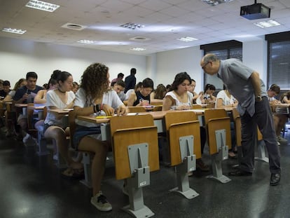 Alumnos hacen la prueba de selectividad en la facultad de ingeniería de la Universidad Autónoma de Barcelona.