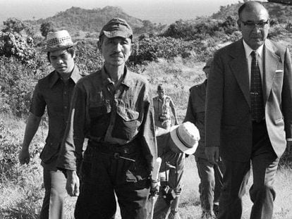 Hiroo Onoda, izquierda, con su uniforme del Ejército Imperial, el 10 de marzo de 1974, tras su rendición, en la isla filipina de Lubang.