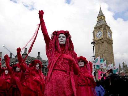 Un grupo de activistas protesta este viernes ante el Parlamento británico, en la jornada convocada por Extinction Rebellion para todo el fin de semana