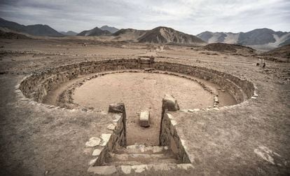 Un anfiteatro en Caral. Hace 5.000 años el culto al fuego ya utilizaba el manejo de la energía del viento.