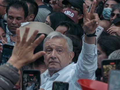 El presidente López Obrador durante la marcha que convocó en apoyo a la "Cuarta Transformación", el 27 de noviembre de 2022, en Ciudad de México.