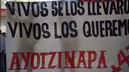 Familiares de los 43 estudiantes en la norma rural de Ayotzinapa.