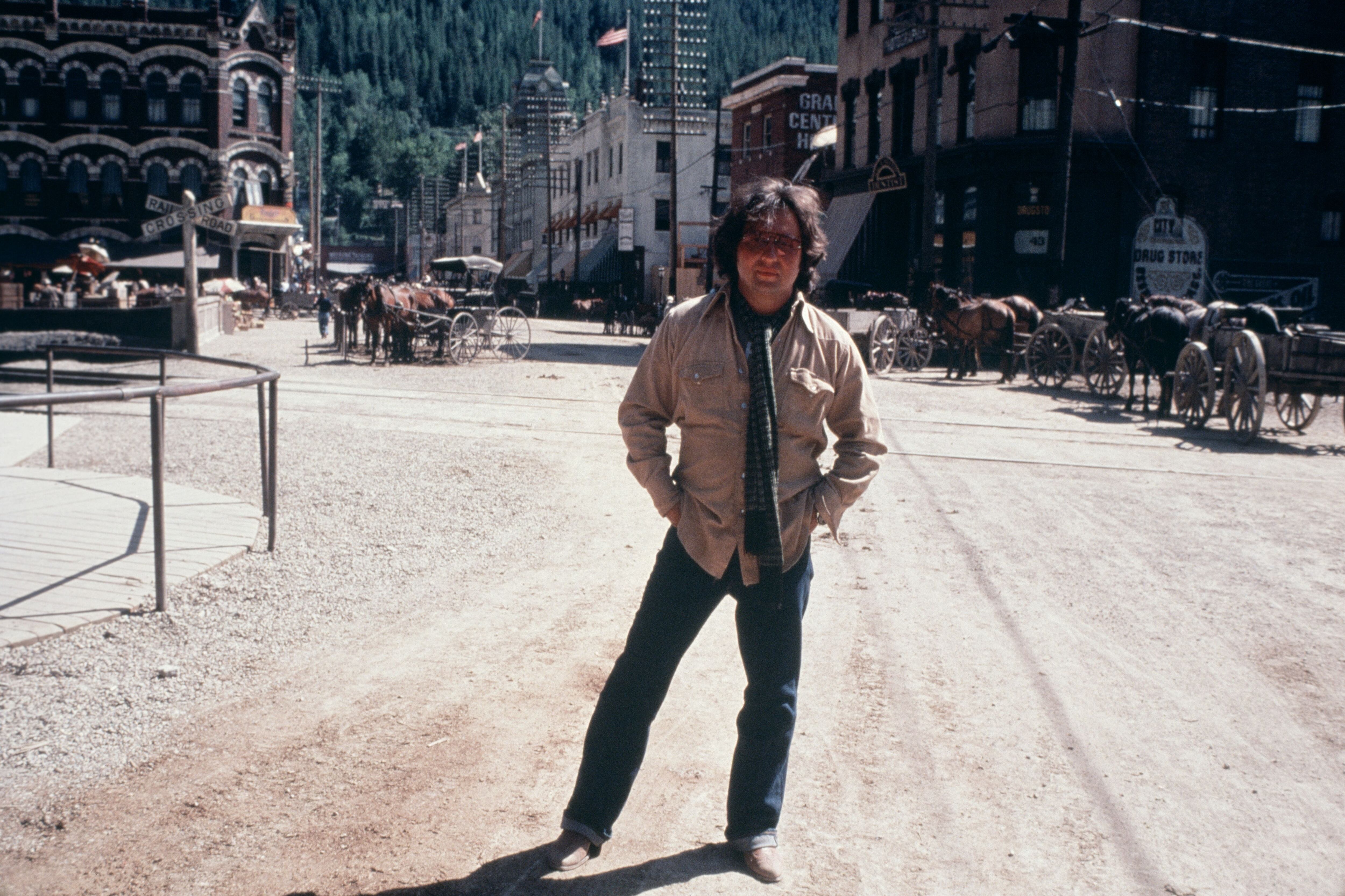 Michael Cimino, en el rodaje de 'La puerta del cielo' (1980).