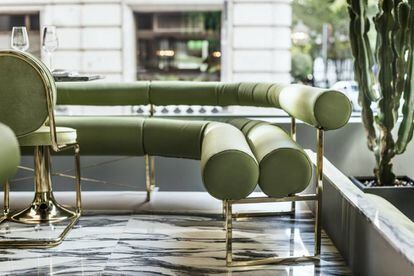 Los sofás fueron diseñados por el equipo de Jaque siguiendo una estética 'neomodernista'.