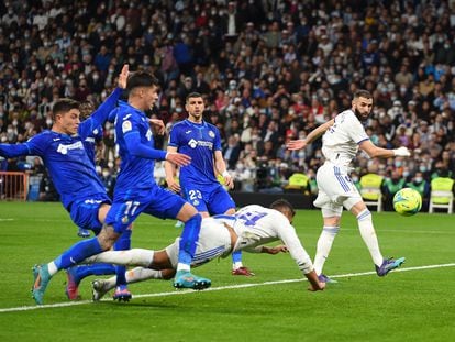 Casemiro se lanza en plancha para marcar de cabeza el primer gol del Madrid al Getafe.