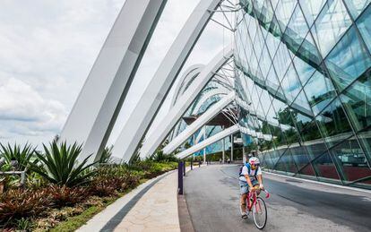 Un cicloturista en Gardens by the Bay, en Singapur, junto al edificio Flower Dome.