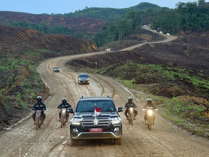 El presidente de Indonesia, Joko Widodo, viaja en un convoy a Kalimatan, donde el Gobierno planea construir la nueva capital del país, el lunes.