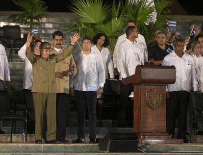 El presidente de Cuba, Raúl Castro (i), saluda durante una ceremonia de despedida a Fidel Castro anoche.