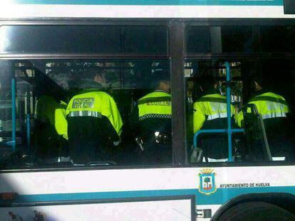 Cuatro agentes de la policía local, en un autobús municipal