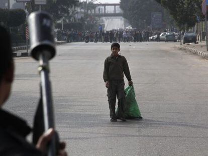 Un ni&ntilde;o observa a miembros de las fuerzas de seguridad de Egipto que se disponen a disolver una manifestaci&oacute;n de apoyo a Morsi, el viernes.