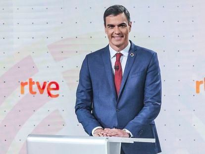 El candidato del PSOE y presidente del Gobierno, Pedro Sanchez, en el debate a tres en RTVE de la noche de este miércoles.