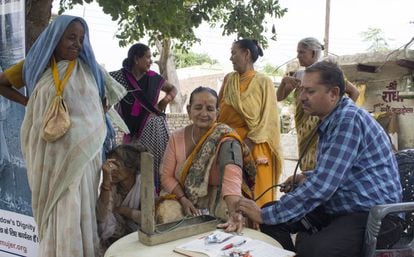 Vrindavan, a apenas 150 kilómetros de Nueva Delhi, en el estado de Uttar Pradesh, es conocida como la ciudad de las viudas. A orillas del río Yamuna, afluente del Ganges, es considerada como enclave sagrado y de peregrinaje para los hindúes. Según la religión hindú aquí creció el dios Krishna, y para muchas mujeres viudas morir en ella las liberará de su karma y lograrán alcanzar el nirvana. Llegadas desde diferentes estados del país tras ser repudiadas por sus familias, más de 15.000 viudas sobreviven a diario en sus calles según ONU Mujeres, aunque la cifra podría ser mucho mayor. Reciben pequeñas limosnas de los feligreses que visitan los más de 5.500 templos y 'ashrams' (centros religiosos) de la ciudad.