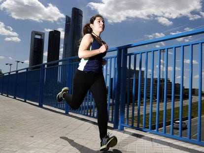 Una mujer corre en el norte de Madrid, en la zona de las Cuatro Torres.