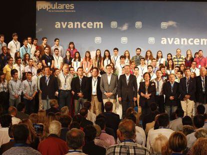 Mariano Rajoy en la convención del PP en Peñíscola. En la misma fila, dos imputados por corrupción: la alcaldesa de Alicante, Sonia Castedo, y el alcalde de Castellón, Alfonso Bataller (en el extremo de la derecha y el tercero desde la derecha).