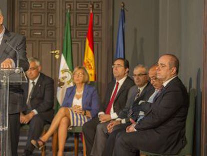 El presidente de la Junta frente a rectores de universidades andaluzas.