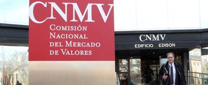 Una persona sale del edificio de la Comisión Nacional del Mercado de Valores (CNMV), en Madrid.