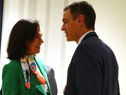 El presidente del Gobierno, Pedro Sánchez, y la presidenta del Banco Santander Ana Patricia Botín, este miércoles en Davos.