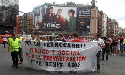 La cabecera de la manifestación convocada por la mayoría de los sindicatos, en la Plaza Circular de Bilbao.