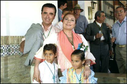 Ortega Cano y Rocío Jurado, junto José Fernando y Gloria Camila, en la Romería de El Rocío, en 2002.