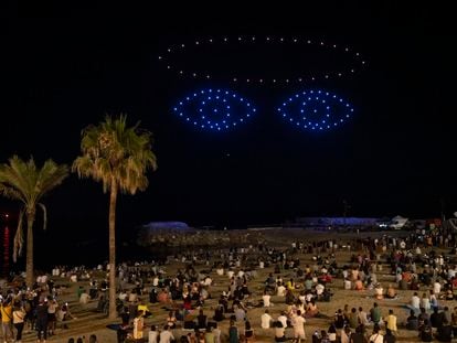 Drones dibujan unos ojos sobre la playa del Somorrostro