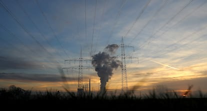 Tendido eléctrico conectado a una planta de Uniper en Hanau, Alemania. 