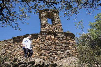 Joan Nadal, uno de los siete propietarios de Llirt, pasea por delante de la iglesia del pueblo. 