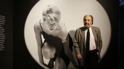 Leopoldo Pomés davant d'una de les seves fotografies.