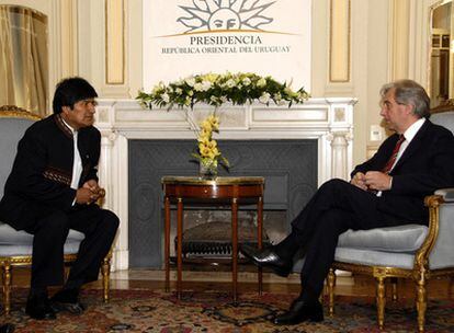 Los presidentes Evo Morales (izquierda) y Tabaré Vázquez, durante la reunión que ambos mantuvieron el lunes en Montevideo.