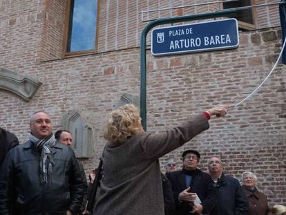 Manuela Carmena descubre la placa de la nueva plaza de Arturo Barea en Lavapi&eacute;s. 
