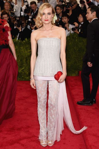 Diane Kruger eligió un conjunto de pantalón y top palabra de honor de Chanel Alta Costura.