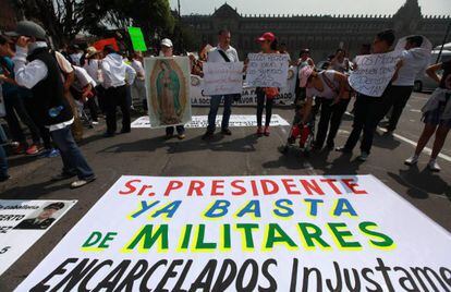 Marcha por los derechos de los militares implicados en la matanza de Tlatlaya.