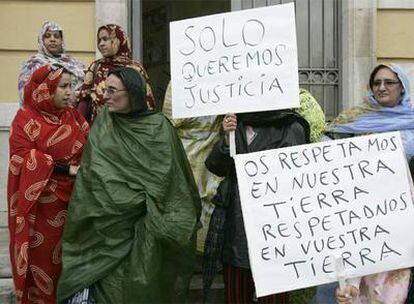 Familiares de la mujer mauritana protestan ayer ante la Audiencia Provincial.