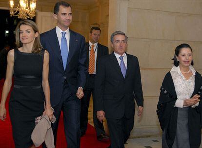 Los Príncipes y el presidente colombiano, Álvaro Uribe, en el Palacio Nariño, sede del Gobierno de Colombia