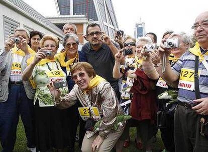 Participantes en la jornada fotográfica de captura.org, rodean a su promotor, el televisivo Andreu Buenafuente.