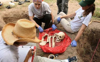 Exhumación de uno de los cuerpos hallados en Falfurrias (Texas).