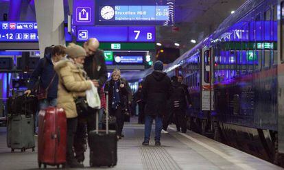 Un grupo de pasajeros toma en Viena el primer tren con destino Bruselas, en la noche del domingo.