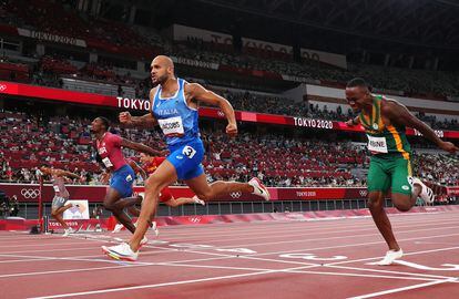 L'italiano Marcell Jacobs (al centro) vince la finale dei 100 metri allo Stadio Olimpico di Tokyo ad agosto.  