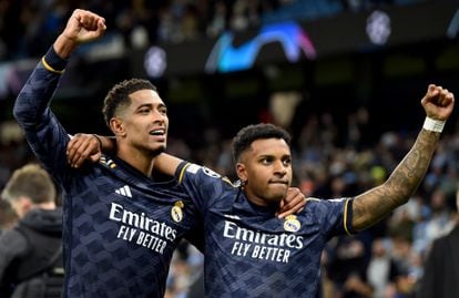 Manchester (United Kingdom), 17/04/2024.- Jude Bellingham (L) and Rodrygo of Real Madrid celebrate after the team won the penalty shoot-out of the UEFA Champions League quarter final, 2nd leg match between Manchester City and Real Madrid in Manchester, Britain, 17 April 2024. (Liga de Campeones, Reino Unido) EFE/EPA/PETER POWELL
