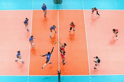 La italiana Paola Ogechi Egonu lanza la pelota durante un partido preliminar entre China e Italia, en el Pabellón de Maracanazinho, en Río de Janeiro.