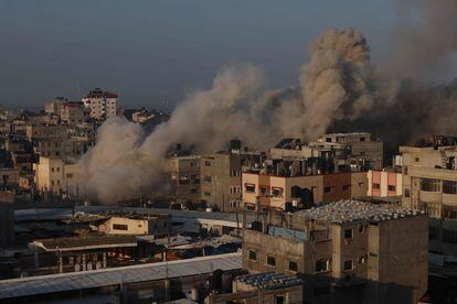 Columnas de humo se elevan sobre Rafah tras un bombardeo israelí este viernes.
