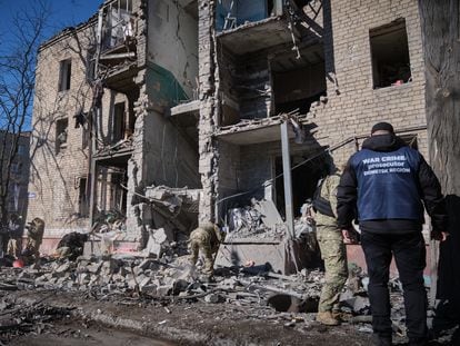 Los servicios de emergencias trabajan en un edificio bombardeado en Donetsk (Ucrania).