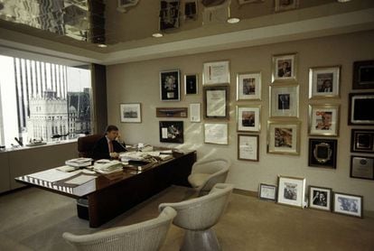 Donald Trump, entonces empresario, trabajando en su despacho de la planta 26 en 1987.