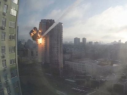 Captura de un vídeo donde se muestran un misil impactando contra un edificio residencial en Kiev, este sábado.